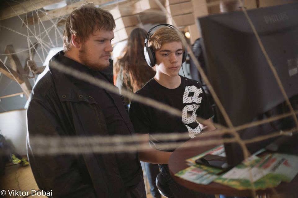 To drenge som spiller computer. Tryk på billede for at komme videre til VAF Game Days.